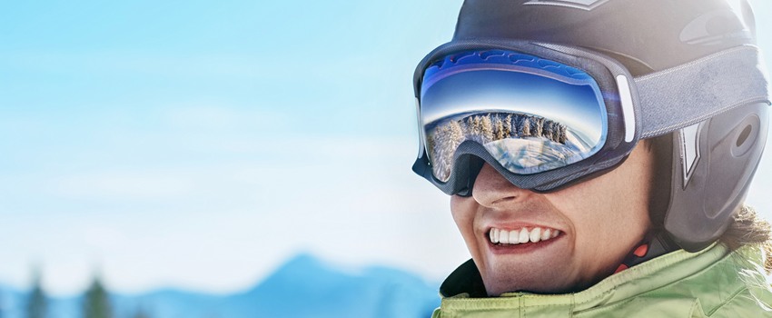 Мужская горнолыжная маска на лыжнике